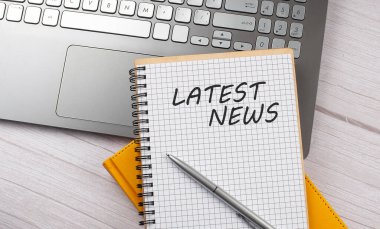 Dizüstü bilgisayardaki deftere yazılmış son dakika haberleri metni