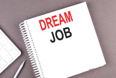 DREAM JoB hesap makinesi ve kalem ile defter üzerine metin, iş