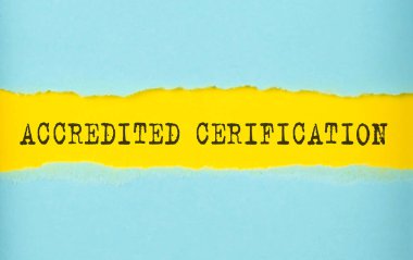 Yırtık kağıt üzerinde, sarı arkaplan üzerinde GİZLİ CERTIFİKasyon metni