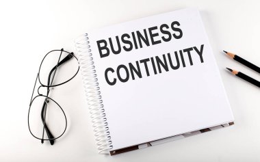 Yazılı bir not: İşletme Devam Ediyor. Beyaz arka plan. İş dünyası