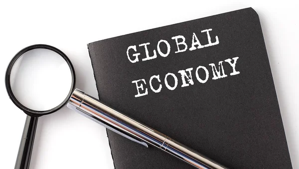 Global Economy Koncepcja Biznesowa Lupa Białą Wiadomością Tekstową Czarnym Notebooku — Zdjęcie stockowe
