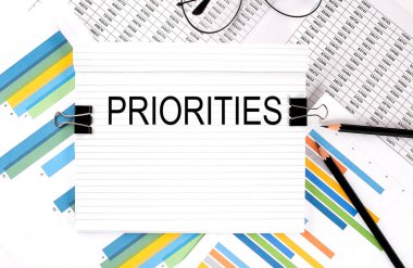 Kalemli defter, grafik arkaplanda gözlük, metin özellikleri