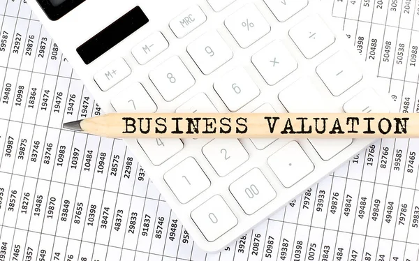 Text Geschäftsvaluation Auf Holzstift Auf Taschenrechner Mit Diagramm — Stockfoto