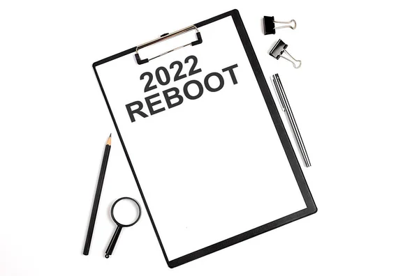 Białym Szkle Powiększającym Długopisie Kartce Papieru Tekstem 2022 Reboot Biznes — Zdjęcie stockowe