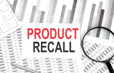 Kağıt üzerinde hesap makinesi, grafik arkaplan üzerinde kalem ile PRODUCT RECall metin
