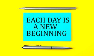 Her Gün, sarı arkaplandaki mavi etikette yeni bir başlangıçtır.