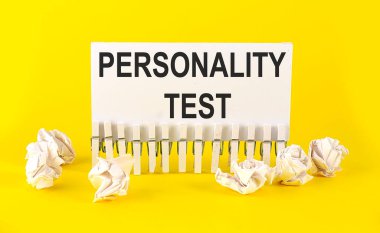 Beyaz kısa nota kağıdı sarı arkaplan üzerinde metin Periyonalite Testi