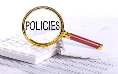 Klavye üzerindeki büyüteçle POLİS sözcüğü