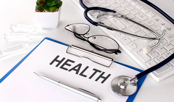 Gesundheit Text Auf Weißem Papier Auf Weißem Hintergrund Stethoskop Brille — Stockfoto