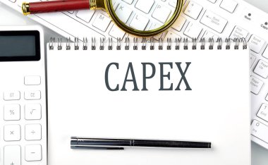 Not defterinde hesap makinesi ve klavyeli CAPEX Metni, iş