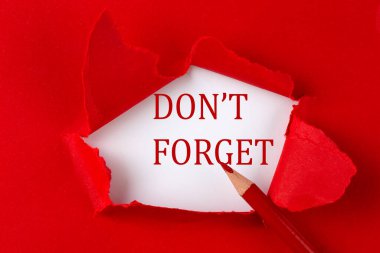 Kırmızı kalemle yırtılmış kağıt üzerindeki metni unutma.