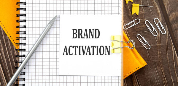 Текст акции бренда на наклейке на ноутбуке, деревянный фон