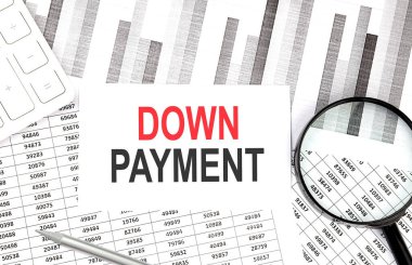 Down PayYMENT metin üzerinde hesap makinesi, büyüteç, grafik arkaplan üzerinde kalem