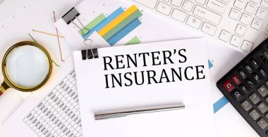 İş konsepti. Hesap makinesi ve grafiklerin yanında, metin RENTER 's INSURANCE ile kağıt.