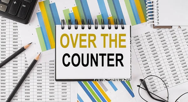 Not defterini COUNTER üzerinde metin, iş konsepti görüntüsü arkaplanda