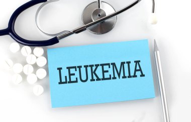Masaya steteskoplu, haplı ve kalemli LEUKEMIA metni, tıbbi konsept.