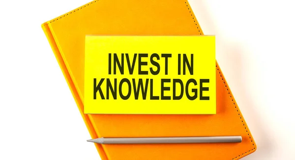 Investimento Texto Conhecimento Adesivo Caderno Amarelo — Fotografia de Stock