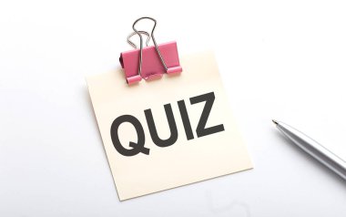 Beyaz arkaplandaki kalemle etiketteki QUIZ metni