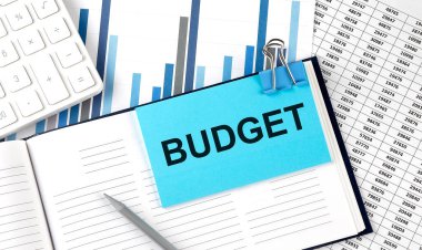 Hesap makinesinin yanındaki çizelgede mavi etiketli bütçe metni