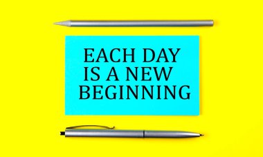 Her gün, sarı arkaplandaki mavi etikette yeni bir başlangıç.