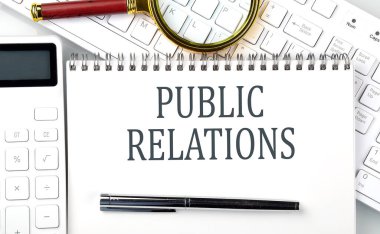 Halkla ilişkilerde bir sorun yok. Not defterinde hesap makinesi ve klavye ile metin, iş