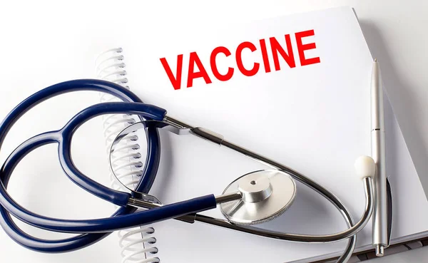 テキスト付きノート Vaccine Pen Stethoscope — ストック写真