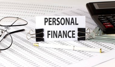 Grafik arkaplanındaki beyaz etiket üzerine Kelime Yazımı PerSONAL Finansmanı. İş dünyası