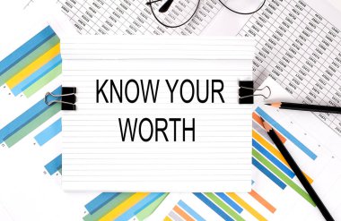 Kalemli defter, arkaplanda gözlük, metin ile Değerinizi bilin