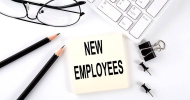 Klavye, kalem ve ofis araçlarıyla etiketli Yeni Metin EMPLOYEES