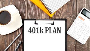Kahveli, hesap makineli ve defterli kağıt üzerine 401K PLAN metin. İş dünyası
