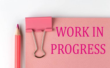 Pembe kalemle pembe kağıt üzerinde progresif sözcük üzerinde çalış