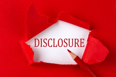 Kırmızı kalem ile kırmızı yırtık kağıt üzerinde DISCLOSURE metin