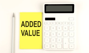 Sarı etiket üzerinde kalem ve hesap makinesinin yanında ADDED VALUE metni