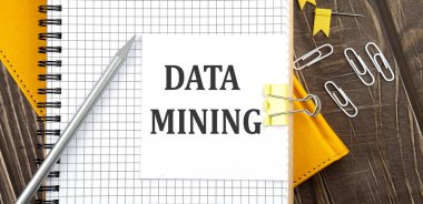 Not defterindeki çıkartma üzerine DATA Madencilik metni, ahşap arkaplan