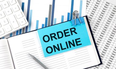 Hesap makinesinin yanındaki mavi etiketli ORDER ONLINE metni