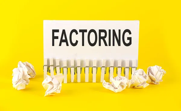 黄色の背景の白い紙 Factoring — ストック写真