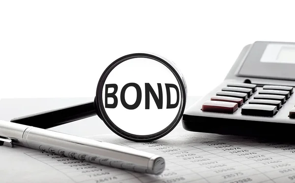 Concepto Finanzas Economía Lupa Sobre Fondo Blanco Con Texto Bond — Foto de Stock