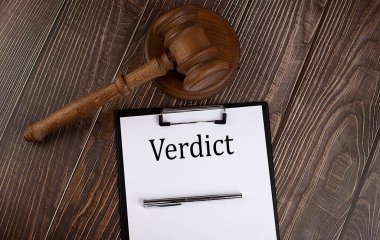 Kağıt üzerinde verDICT metin ahşap zemin üzerinde tokmak