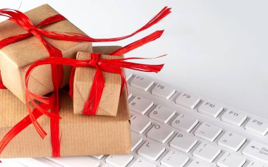 Çevrimiçi alışveriş konseptinde bilgisayar klavyesinde hediye