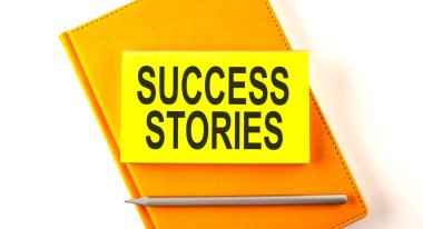 Sarı defterdeki çıkartma üzerine SUCCESS Hikayeleri