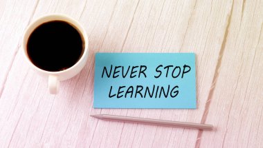 Kahveli ve kalemli mavi etiketli bir metin öğrenmeyi asla bırakma.