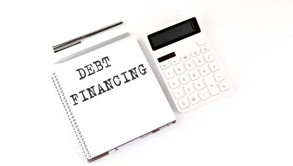 Notitieblok Met Tekst Debt Financiering Met Rekenmachine Pen Witte Achtergrond — Stockfoto