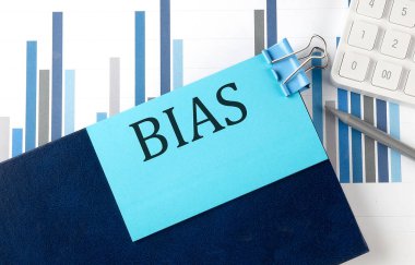 Dosya arkaplanındaki not defterindeki yapışkan nota BIAS