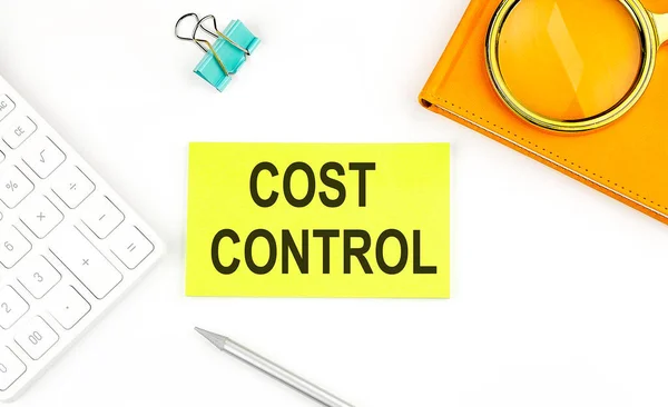 Adesivo Com Texto Cost Control Fundo Branco Perto Calculadora Notebook — Fotografia de Stock