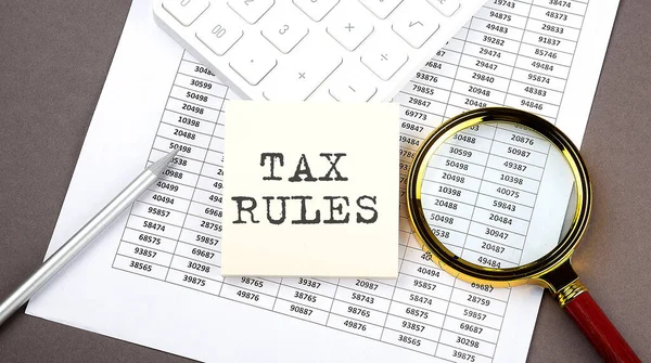Tax Regras Texto Adesivo Gráfico Com Calculadora Lupa — Fotografia de Stock