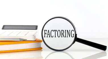 Not defteri ile FACTORING metin büyütücü, beyaz arkaplan üzerinde hesap makinesi