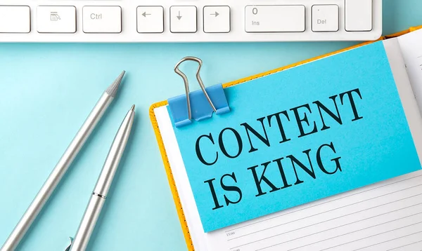İçerik, mavi arkaplanda kalem ve klavye ile yapıştırılmış King metni
