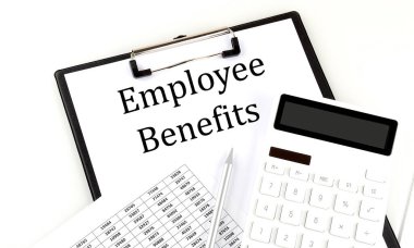 EMPLOYEE BENEFITS metin beyaz arkaplanda grafik ve hesap makinesi ile dizin üzerinde