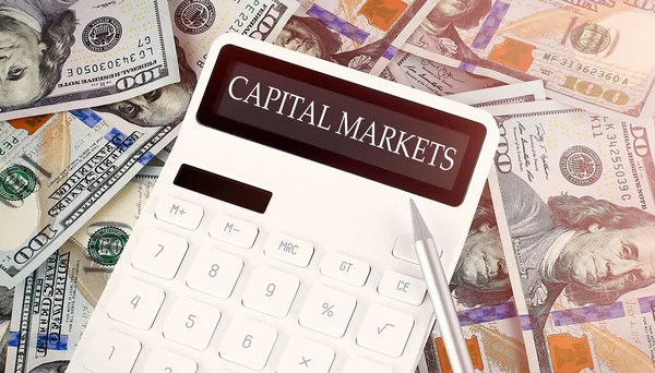 Capital Markets Κείμενο Στην Αριθμομηχανή Οθόνη Δολάρια Φόντο — Φωτογραφία Αρχείου