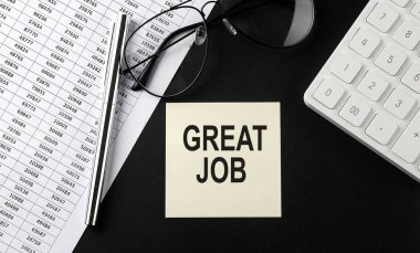 Siyah arkaplanda gözlüklü, grafikli ve hesap makineli çıkartma üzerindeki harika iş mesajını kavra